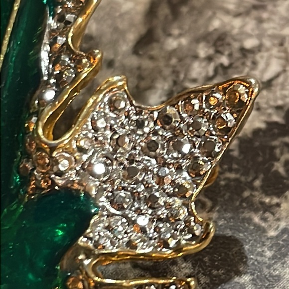 Maple Leaf Brooch in Green enamel and Gold tones - Picture 2 of 7